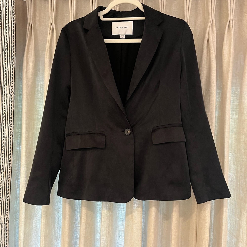 Amour Vert Women's Black Blazer
